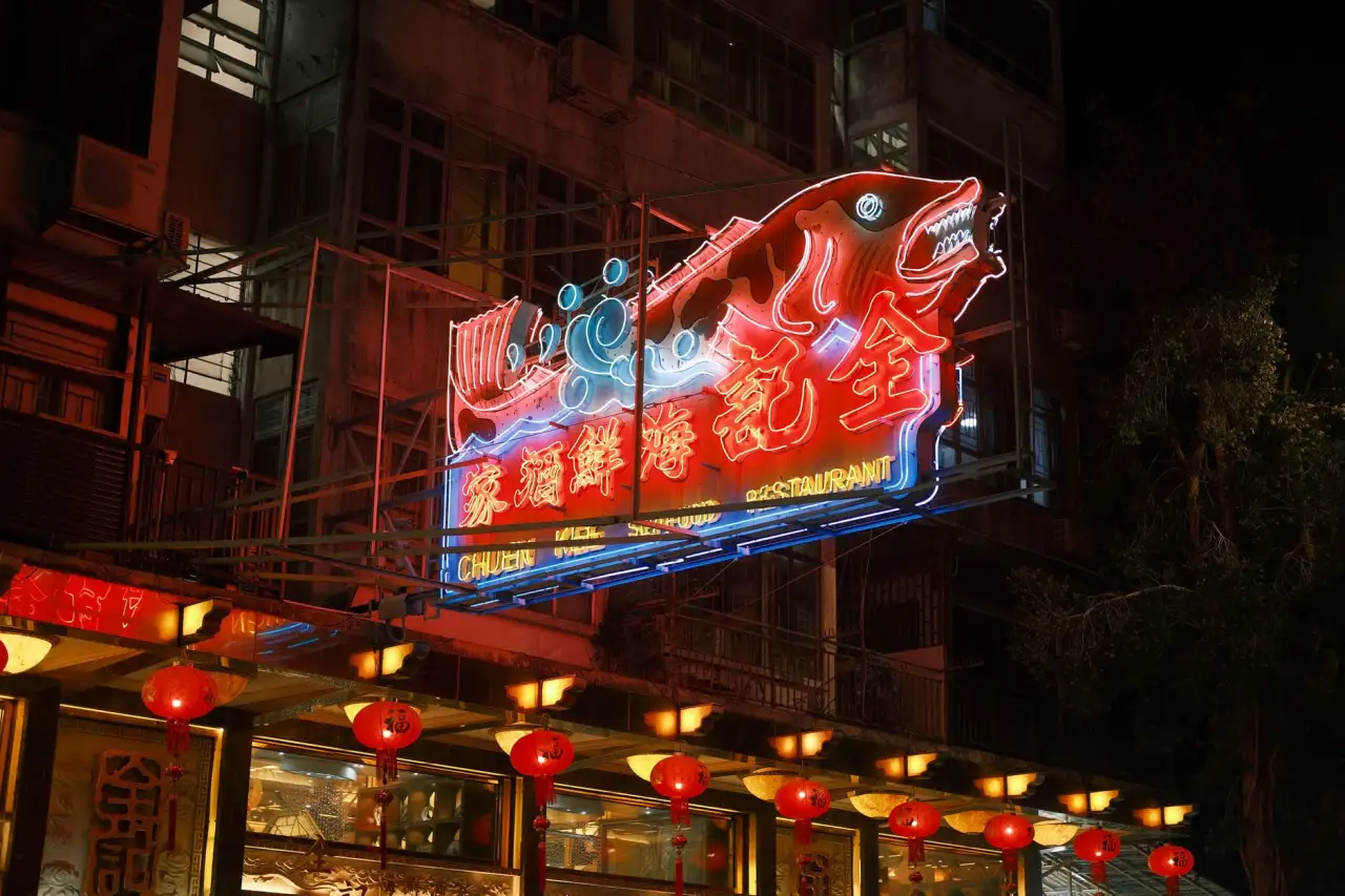 HDMI高清线与VGA线性能对比：办公场景选购指南